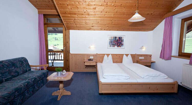 Double room with couch in the Auer holiday home in Nauders