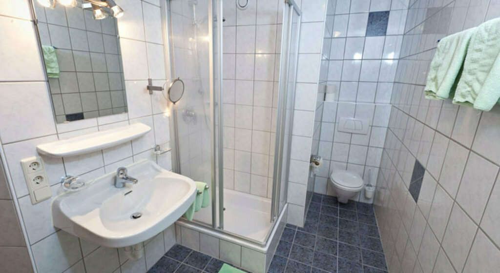 Badezimmer mit Dusche und WC im Appartement 5 im Ferienhaus Auer