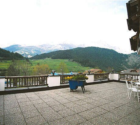 Terrasse mit Blick auf die Bergwelt von Nauders