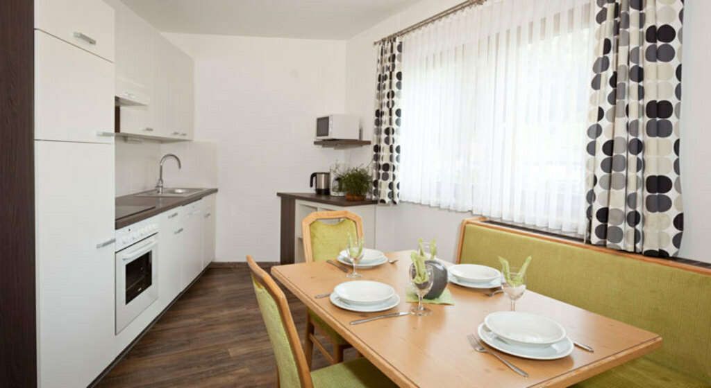  Living-dining area with kitchen in apartment 3 in the Auer holiday home