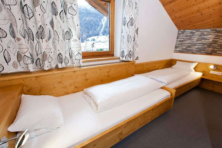  Two single beds in apartment 4 in the Auer holiday home