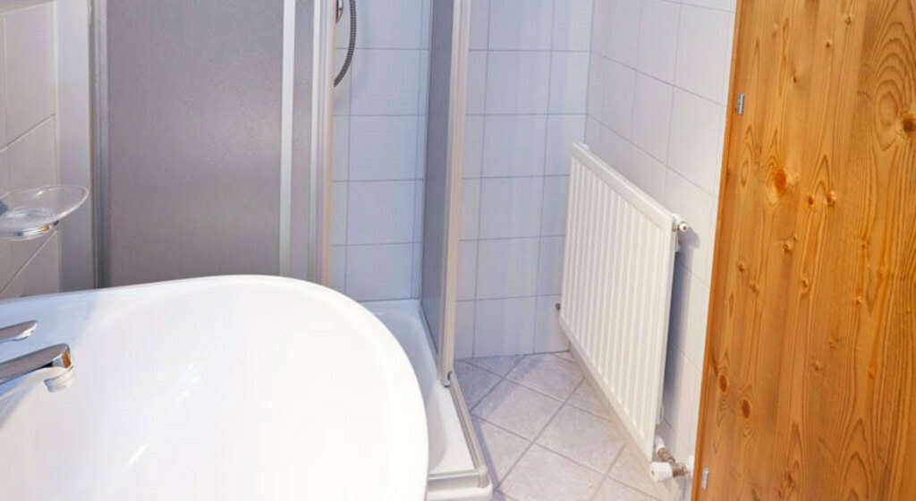 Badezimmer mit Dusche im Appartement 1 im Ferienhaus Auer