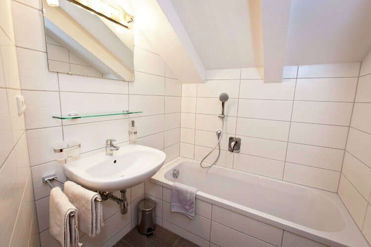 bathtub in apartment 4 in the Auer holiday home