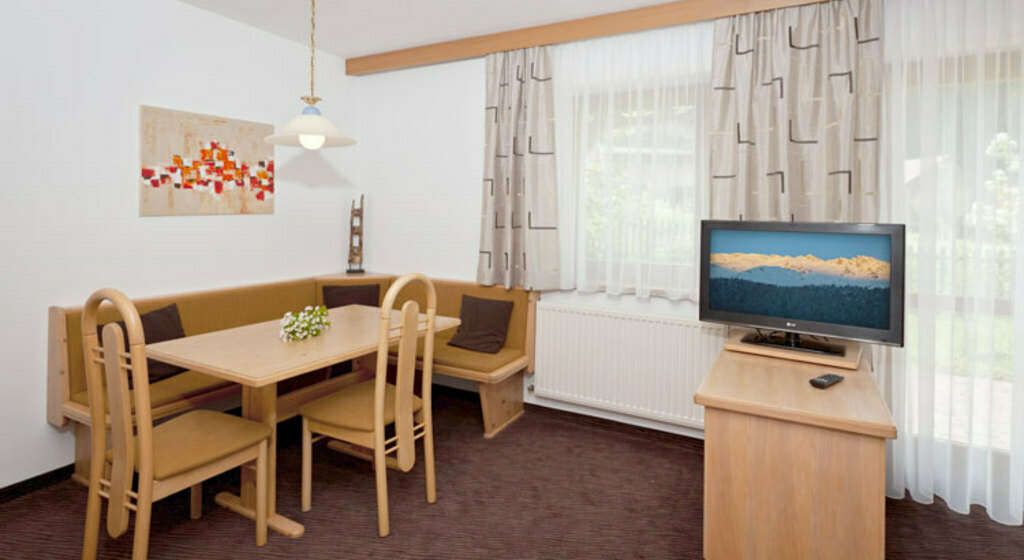  Dining area in apartment 2 in the Auer holiday home