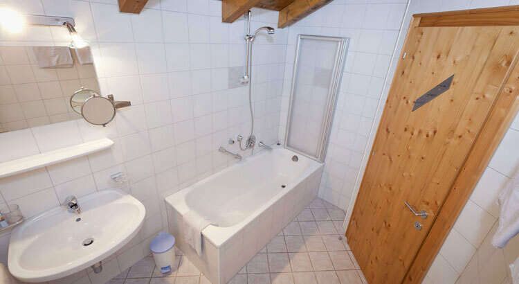 Bathroom with bathtub in the Auer holiday home
