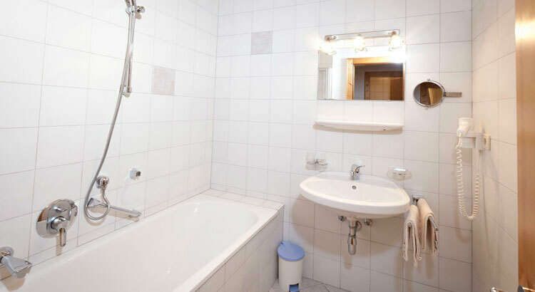 Bathroom with bathtub in the Auer holiday home