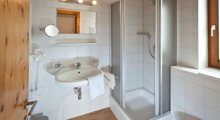 Badezimmer mit Dusche und WC im Appartement 6 im Ferienhaus Auer