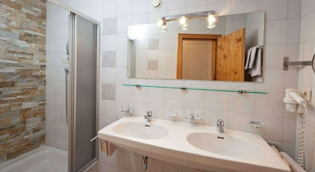 Badezimmer mit Wanne im Appartement 3 im Ferienhaus Auer