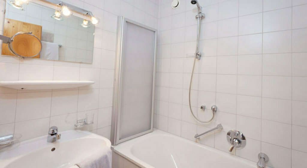  Bathroom with bathtub in apartment 2 in the Auer holiday home