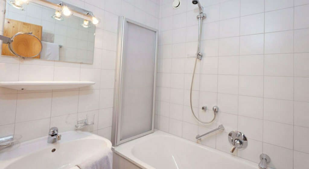 Badezimmer mit Wanne im Appartement 2 im Ferienhaus Auer